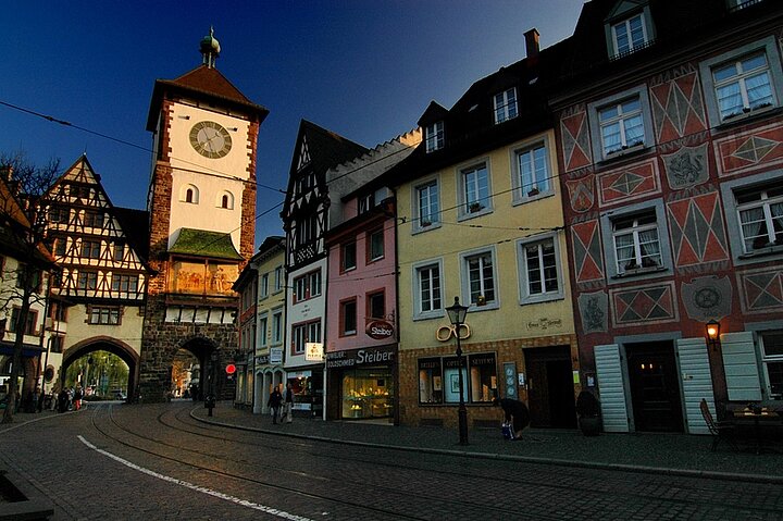 Schwabentor in Freiburg bei Dämmerung 